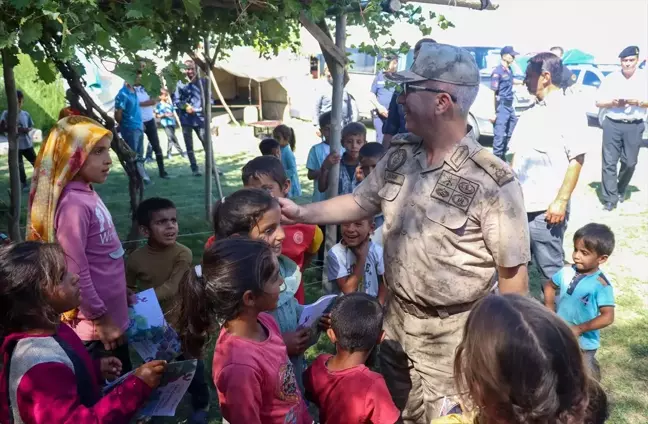 Eskişehir Jandarma Komutanlığı, mevsimlik tarım işçilerine KADES hakkında bilgilendirme yaptı