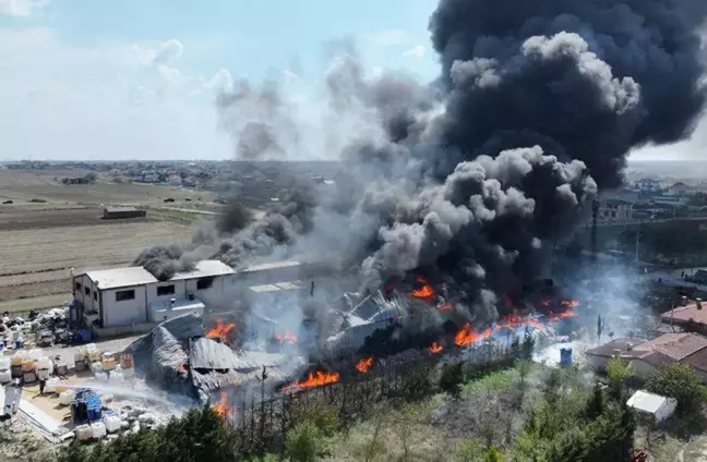 Kapaklı'da Fabrikada Yangın Çıktı, 2 Saatte Kontrol Altına Alındı