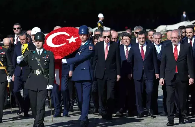 Cumhurbaşkanı Erdoğan başkanlığındaki devlet erkanı Anıtkabir'i ziyaret etti