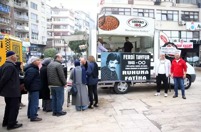 Manisa'da Ferdi Tayfur Anısına Lokma Dağıtımı