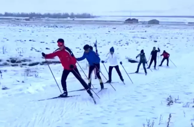 Yüksekovalı Sporcular Dondurucu Havaya Rağmen Kayaklı Koşu İçin Çalışıyor