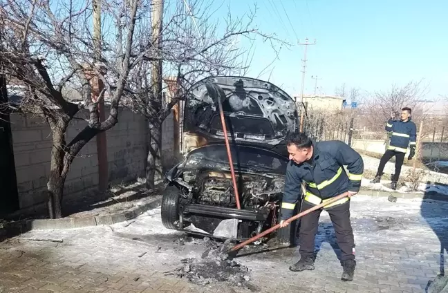 Van'da Park Halindeki Otomobilde Yangın Çıktı