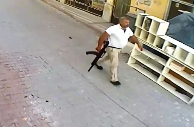 Elinde tüfek, belinde tabanca ile gitmiş