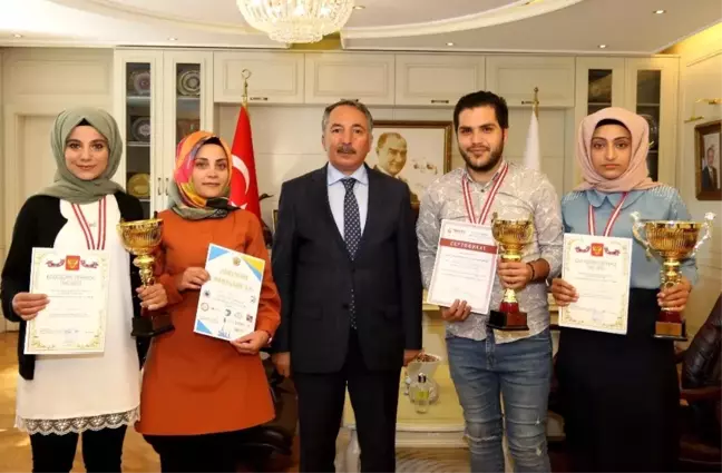 AİÇÜ Rektörü Prof. Dr. Karabulut, Rusça Olimpiyatlarında ödül alan öğrencileri kabul etti