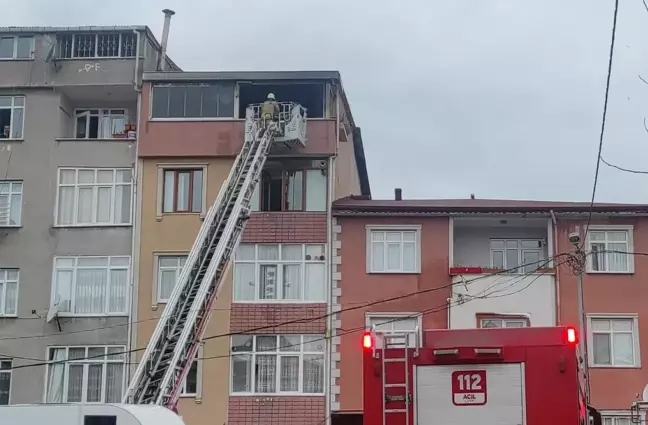 Sultanbeyli'de 4 katlı bir apartmanın çatı katında yangın çıktı. Olay yerine itfaiye ekipleri sevk edildi