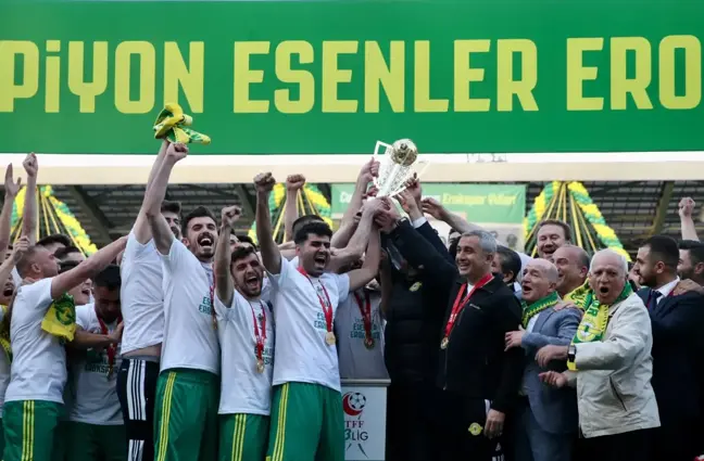 TFF 2. Lig'e yükselen Esenler Erokspor şampiyonluğunu kutladı