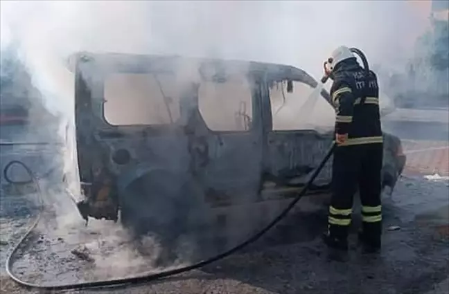 Hatay'da seyir halindeki ticari araç yandı