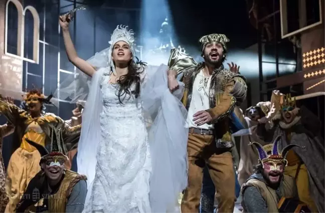 Budapeşte Ulusal Tiyatrosu'nda Romeo ve Juliet Oyuncuları Balkondan Düştü
