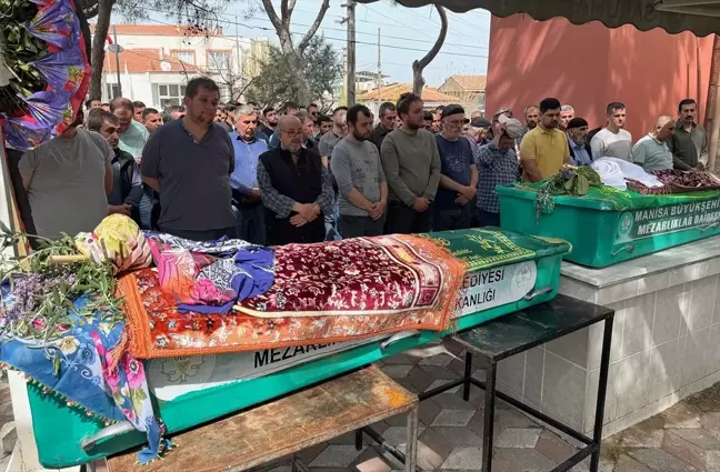 Manisa'da trafik kazasında hayatını kaybedenler defnedildi