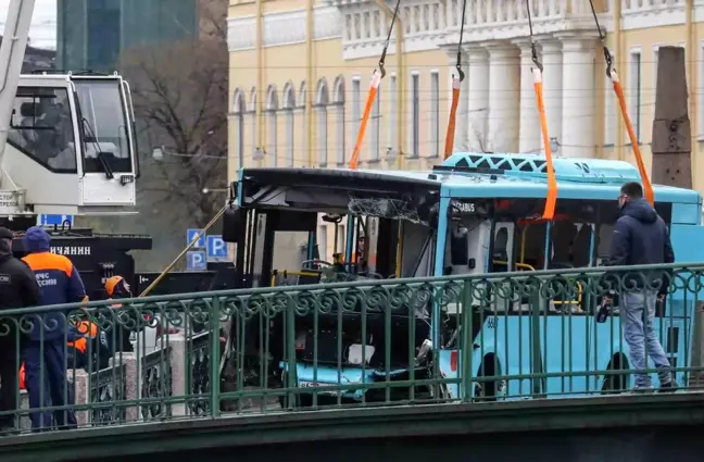 St. Petersburg'da Nehre Uçan Otobüste Ölü Sayısı 7'ye Yükseldi