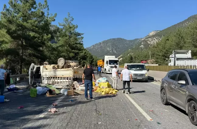 Adana'da Kamyonet Devriği: 6 Yaralı