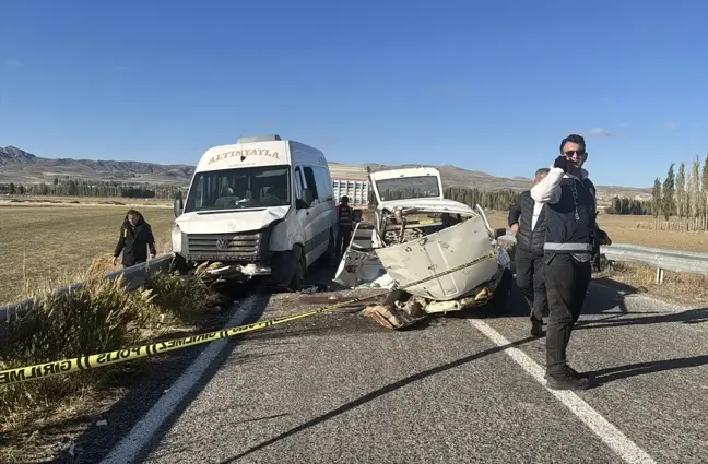 Sivas'ta Yolcu Minibüsüyle Otomobil Çarpıştı: 1 Ölü, 3 Yaralı