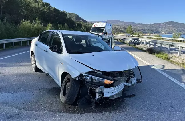 Sinop'ta Bariyere Çarpan Otomobilde 5 Kişi Yaralandı