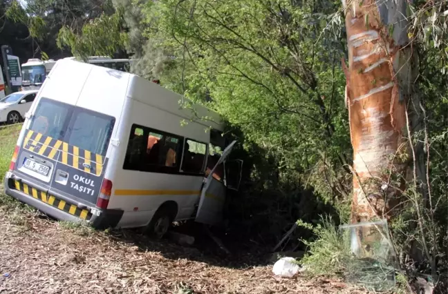Adana'da Trafik Kazası: 1'i Ağır 13 Öğrenci Yaralı