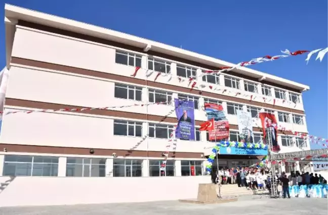 Çorlu'da Yaptırılan Atatürk Lisesi, Valiliğe 'Atatürk Büstsüz' Teslim Edildi