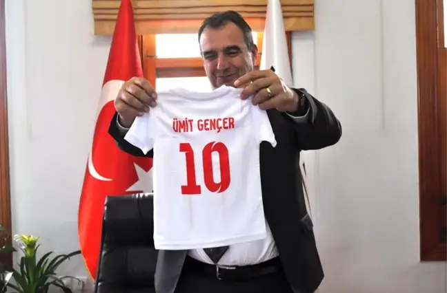Ayvalıkgücü Belediyespor'dan 'Ümit' Bebeğe Forma Jesti