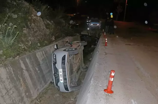 Fethiye'de Otomobil Kanala Düştü: 2 Yaralı