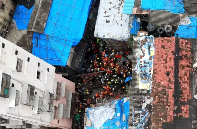 Hindistan'da bina çöktü: 12 ölü, 30 kişi enkaz altında