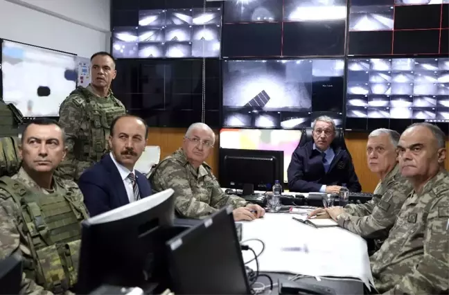 Bakan Akar'dan sınırın sıfır noktasındaki birliklere ziyaret