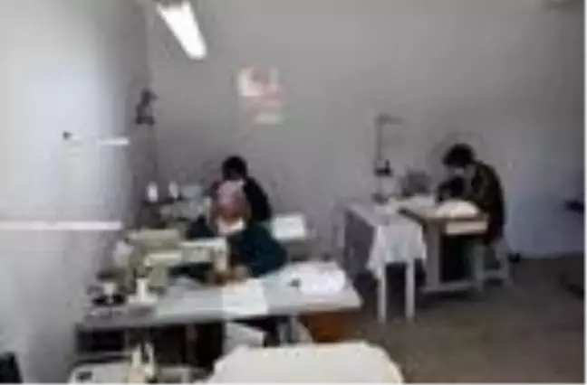 Sokağa çıkma yasağında özel izinle maske ürettiler