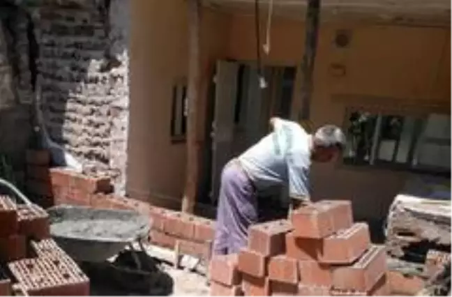 Saruhanlı Belediyesi Büyükbelen'de yaraları sarıyor