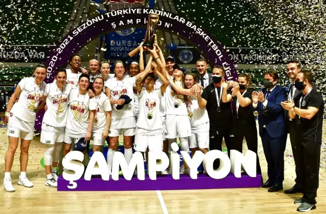 Şampiyon periler kupayı hastaneye götürdü