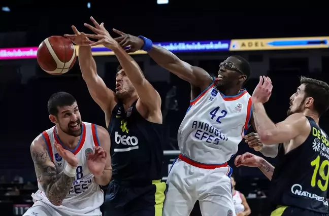 Gergin maçta 6 diskalifiye! Anadolu Efes Fenerbahçe'yi 95-73 mağlup etti