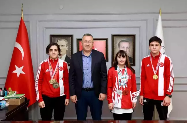 Başarılı sporcular madalyaları ile Başkan Işıksu'yu ziyaret ettiler