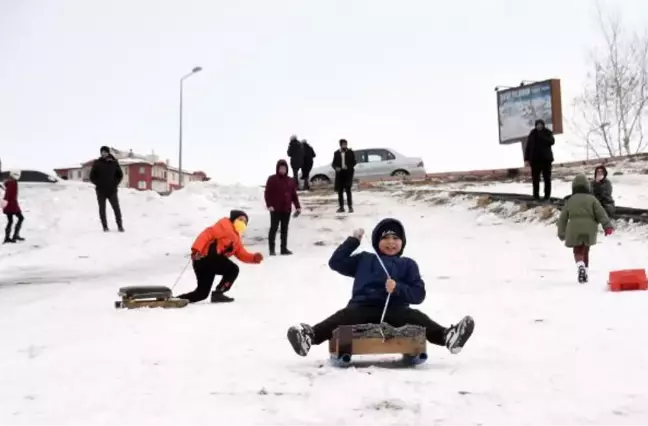 TATİLİN İLK GÜNÜNDE ÇOCUKLAR, KAYARAK EĞLENDİ