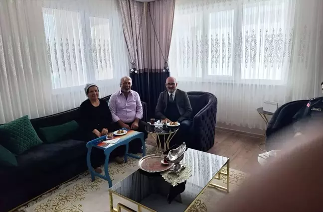 Sorgun Kaymakamı, Cumhuriyet'in 100. yılını kutlayan çiftçiyi ziyaret etti