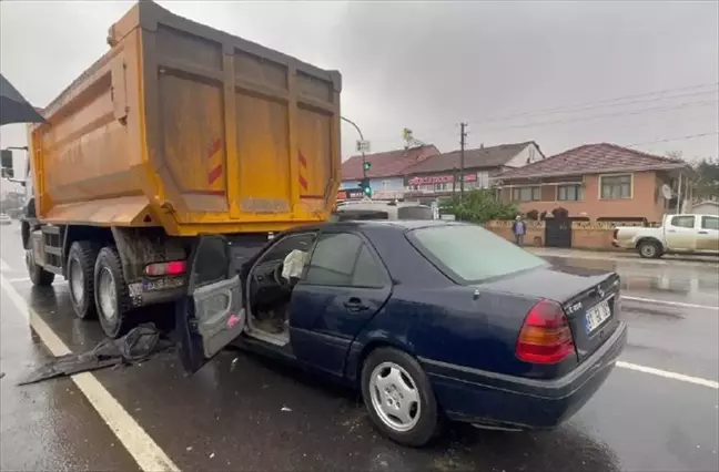 Düzce'de kamyona arkadan çarpan otomobilin sürücüsü ağır yaralandı