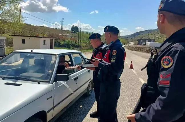 Sincik İlçe Jandarma Komutanlığı Sürücülere Şeker İkram Etti