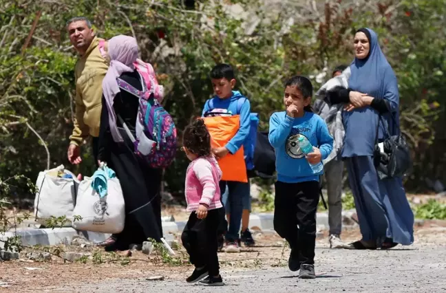 İsrail'in Han Yunus'ta verdiği tahliye emriyle Gazzeli aileler bölgeyi terk ediyor