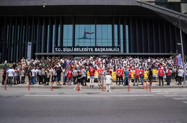 Şişli Belediyesi İşçileri Maaş Eksikliği Nedeniyle Oturma Eylemi Yaptı