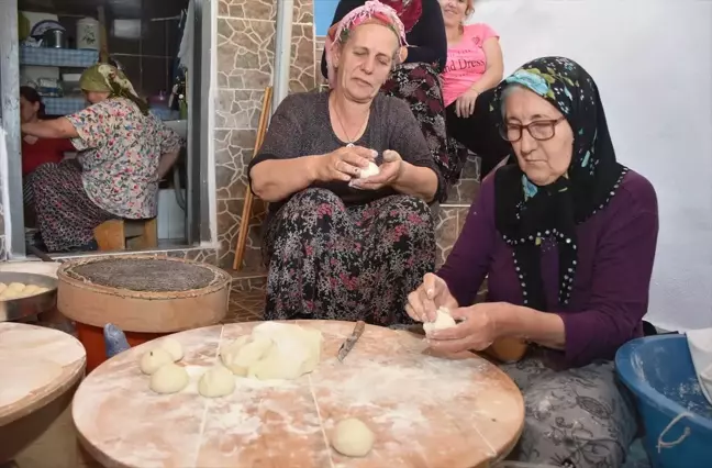 Gümüşhane'de Kadınlar İmece Usulü Kışlık Yiyecekleri Hazırlıyor