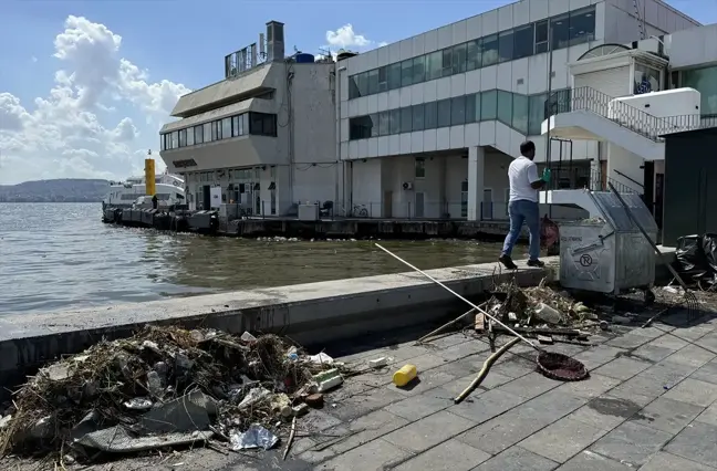 İzmir Körfezi'nde Sağanak Sonrası Atık Kirliliği