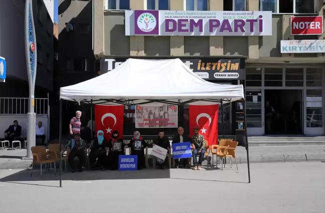 Muş'ta Evlat Nöbeti: Aileler DEM Parti Önünde Eylem Yaptı