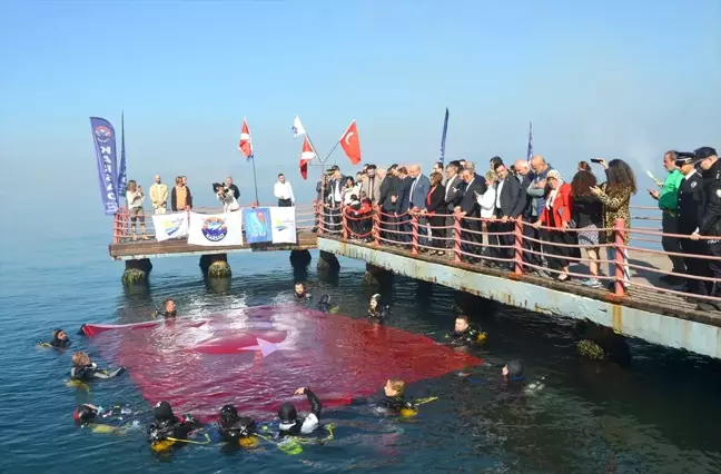 Kocaeli'de dalgıçlar, Cumhuriyet Bayramı'nı denizde bayrak açarak kutladı