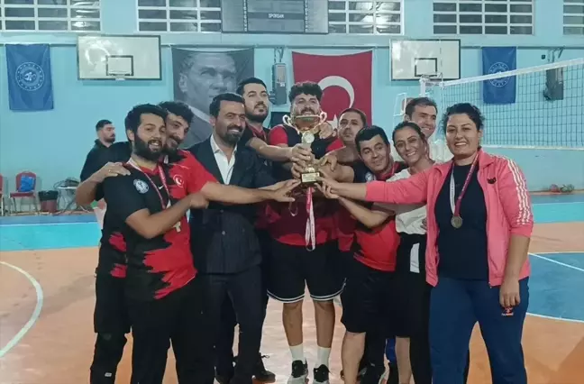 Kozan'da voleybol turnuvası düzenlendi