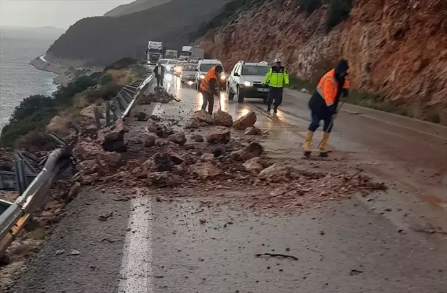 Kaş'ta Sağanak Nedeniyle Heyelan: Kara Yolu Kapandı