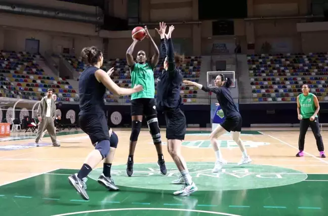 İzmit'in kadın basketbolcuları rotayı Nesibe Aydın maçına çevirdi