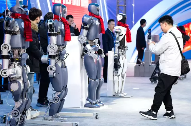 Wuhan'da İnsansı Robotların Yetkinlikleri Sergilendi