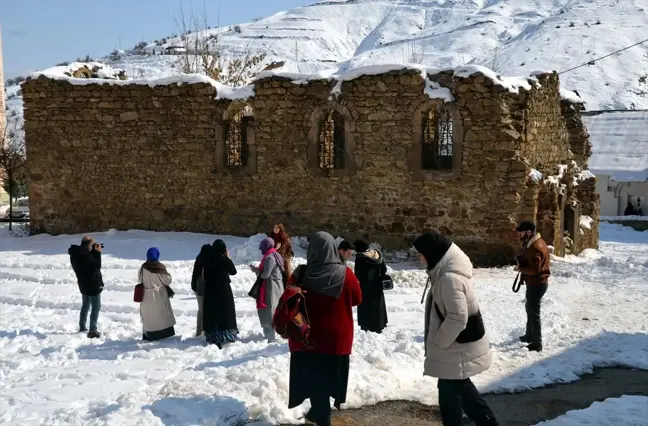 Muş'ta Gençler Tarihi Mekanları ve Buzla Kaplanan Şelaleleri Fotoğrafladı