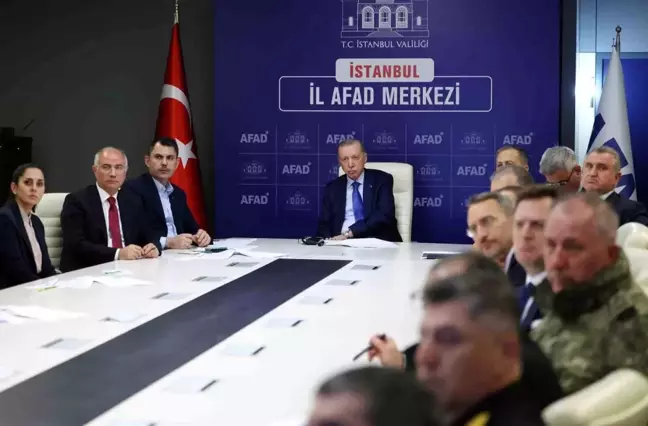Cumhurbaşkanı Erdoğan, AFAD'daki kriz merkezinde depreme ilişkin bilgi aldı