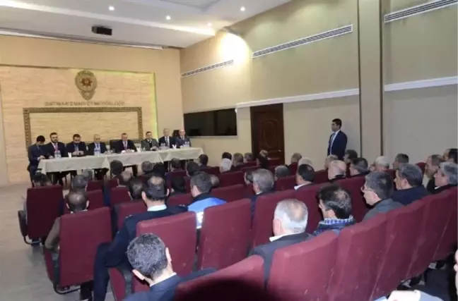 Vali Muhtarlarla Toplantı Yaptı