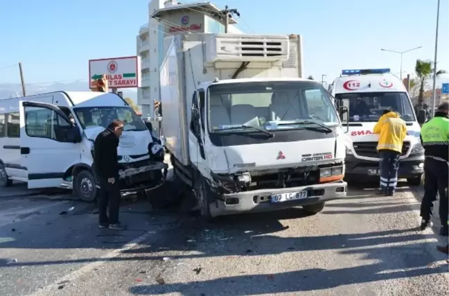 Milas'ta Öğrenci Servisi ile Kamyonet Çarpıştı; 2 Yaralı