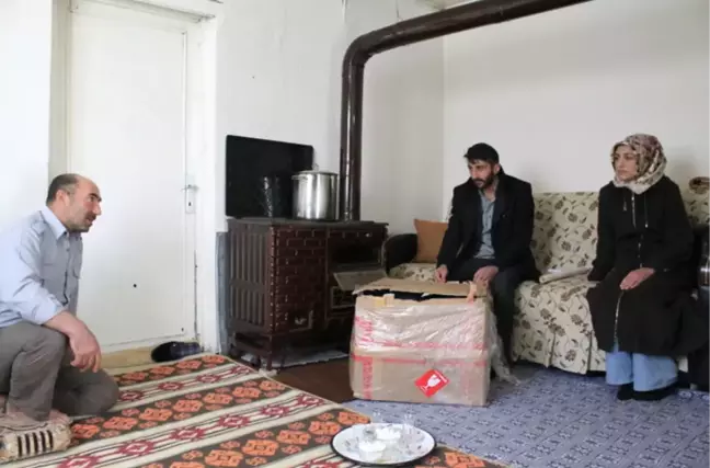 Traktörle Okula Giden Ömer Öğretmen Öğrencilerine