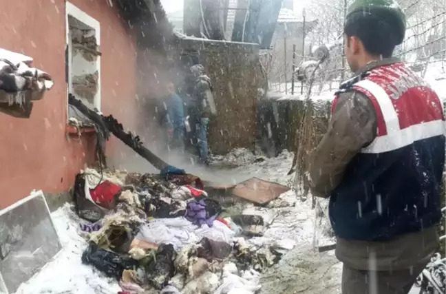 Evleri Yanan Aile Çöken Çatının Altında Kaldı