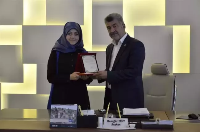 Başkan Yiğit'ten Türkiye İkincisine Plaket