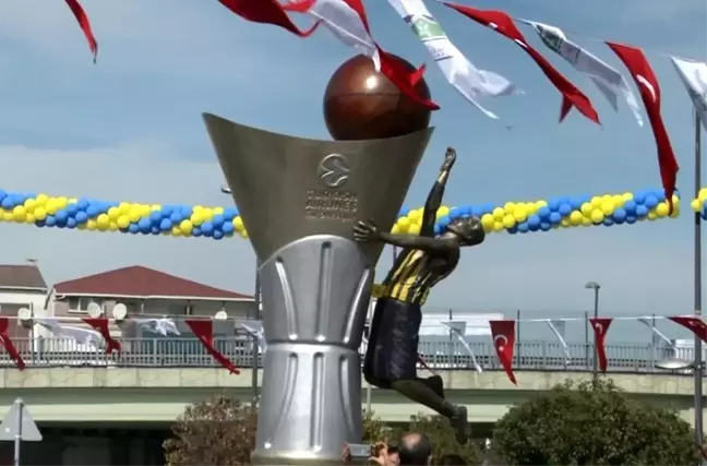 Fenerbahçe'nin Euroleague Kupasının Anıtı Açıldı
